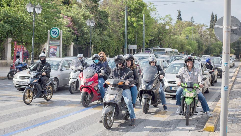 Besser mit Helm - sonst kann es in Griechenland teuer werden. Foto: Socrates Baltagiannis/dpa