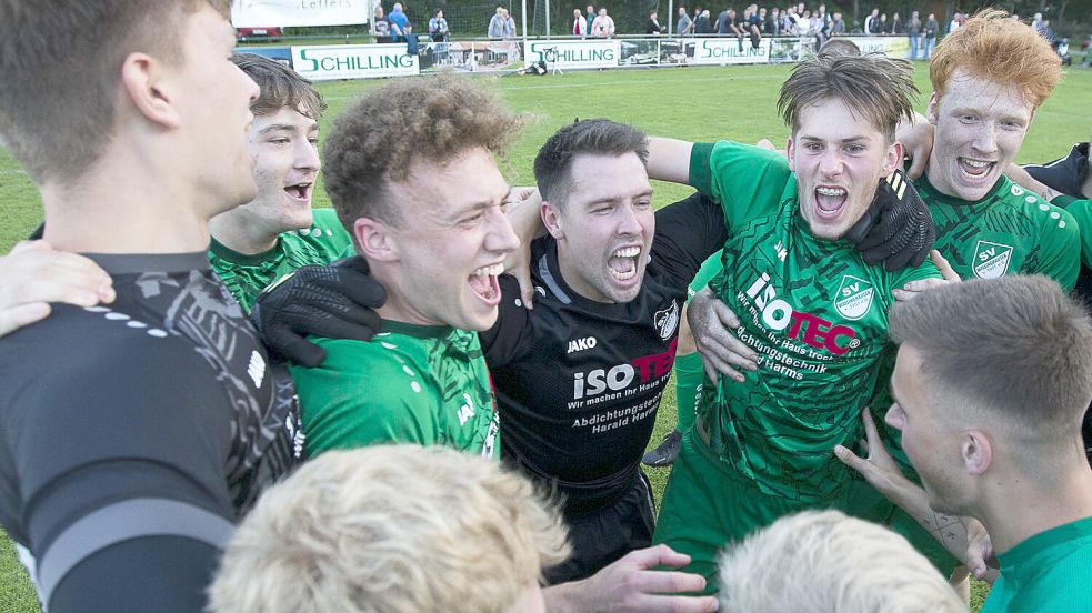 Julian Ahlers (Mitte) hatte mit Wallinghausen auch schon den Ostfriesland-Cup-Sieg im Sommer 2023 zu feiern. Archivfoto: Doden/Emden