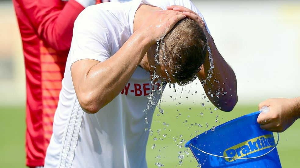 Für genug kühles Wasser sorgen, aber kein Bier ausschenken: Das sind Empfehlungen aus dem neuen Hitzeschutzplan des Gesundheitsministeriums für den Breitensport. Foto: imago images/KBS-Picture