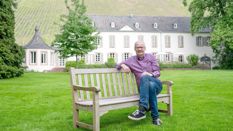 Sein Leben als Weingutsbesitzer und TV-Moderator macht ihm Spaß. Foto: Harald Tittel/dpa