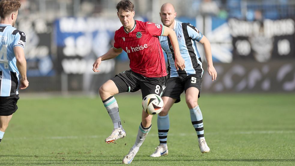 Nick Stepantsev (rotes Trikot) kam in der abgelaufenen Drittliga-Saison auf 13 Einsätze für die 96-Reserve. Foto: Imago