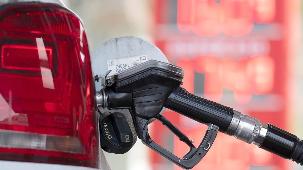 Die Spritpreise an den Tankstellen ändern sich mitunter schon nach wenigen Minuten wieder. (Archivbild) Foto: Sebastian Kahnert/dpa