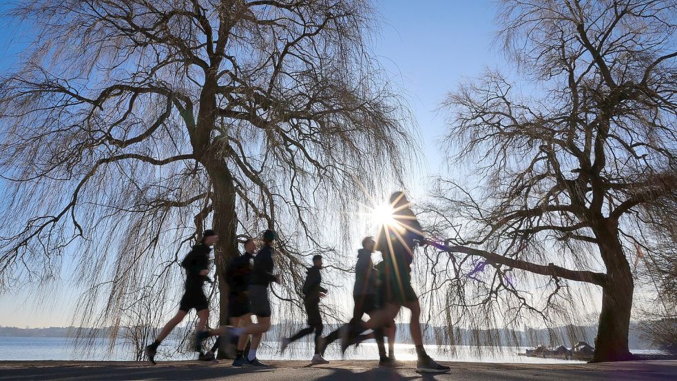 Dass es durch die Klimakrise auch in Deutschland immer wärmer wird, birgt für Sporttreibende besondere Risiken. (Symbolbild) Foto: Christian Charisius/dpa