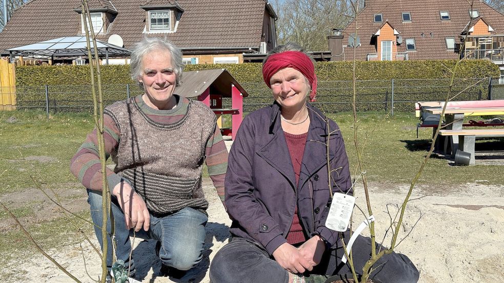 Gerrit Pohl und Heidrun Weber wollten bei ihrer diesjährigen Pflanzaktion Kinderspielplätze begrünen und dort für schattige Bereiche sorgen. Für zwei Spielplätze konnten Bäume angeschafft werden. Foto: Mieke Matthes