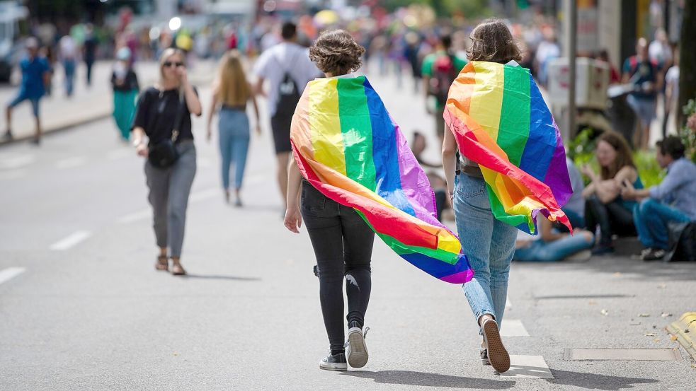 Regenbogenfamilien: Familien, in denen ein gleichgeschlechtliches Paar mit minderjährigen Kindern in einem Haushalt zusammenlebt. (Archivbild) Foto: Christoph Schmidt/dpa