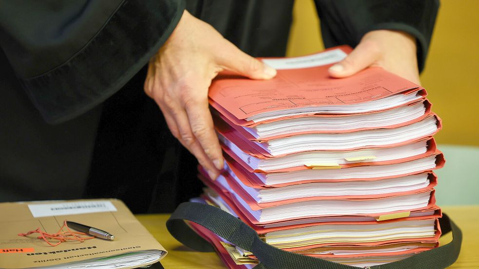 Ohne eine deutliche Personalaufstockung sei zum Beispiel in Thüringen für 2026 mit Verfahrens-Laufzeiten von bis zu 24 Monaten zu rechnen. Foto: dpa/Jan Woitas