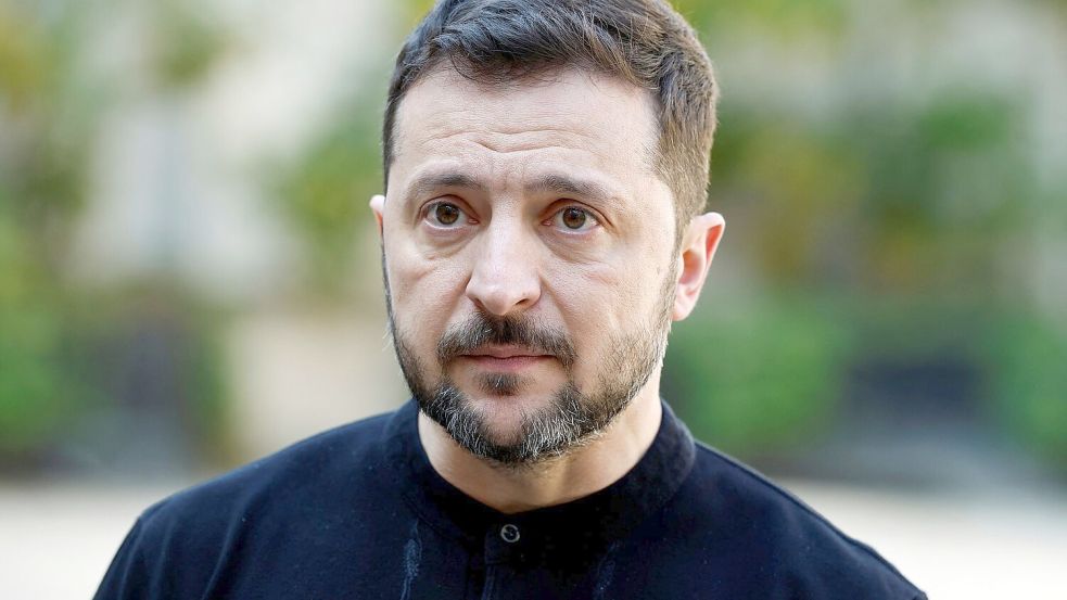 Der ukrainische Präsident Selenskyj stellt an der Armeespitze noch einmal um. (Archivbild) Foto: Stephanie Lecocq/Pool Reuters/dpa