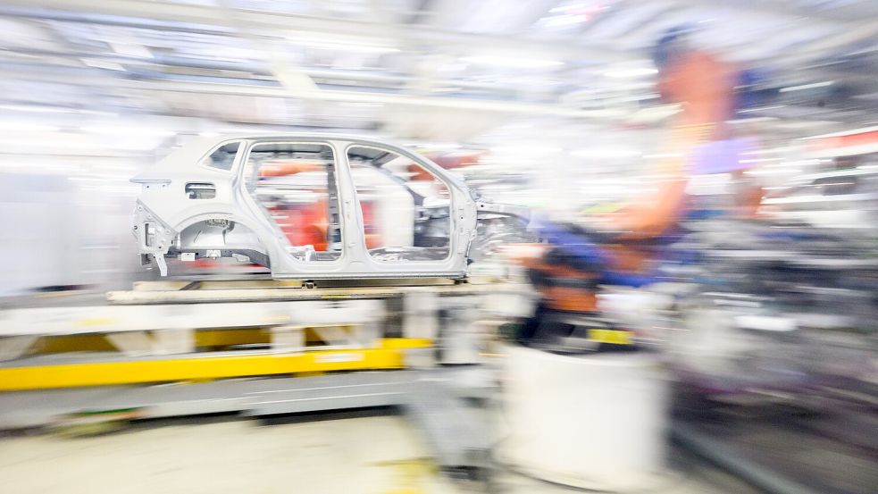 Deutsche Hersteller wie VW leiden unter schwacher Nachfrage und hohen Kosten. (Archivfoto) Foto: Julian Stratenschulte/dpa
