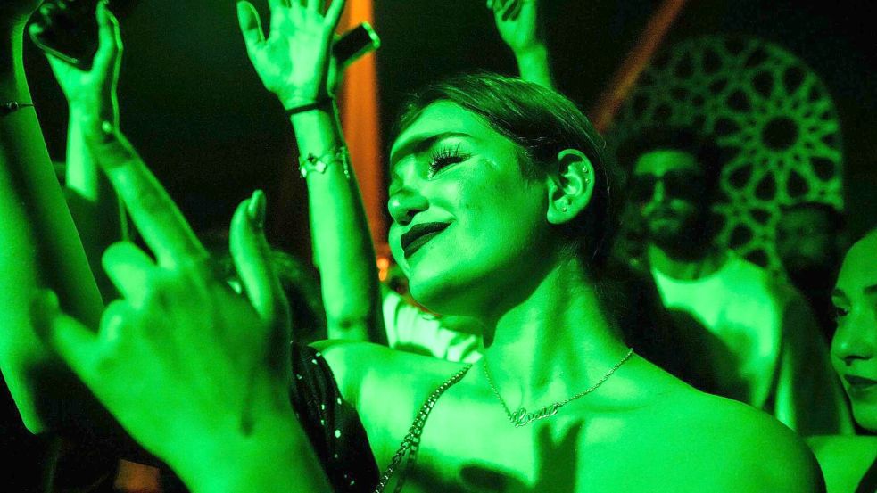Gästen tanzen zu DJ Nurias Set in Damaskus. Foto: Moawia Atrash/dpa