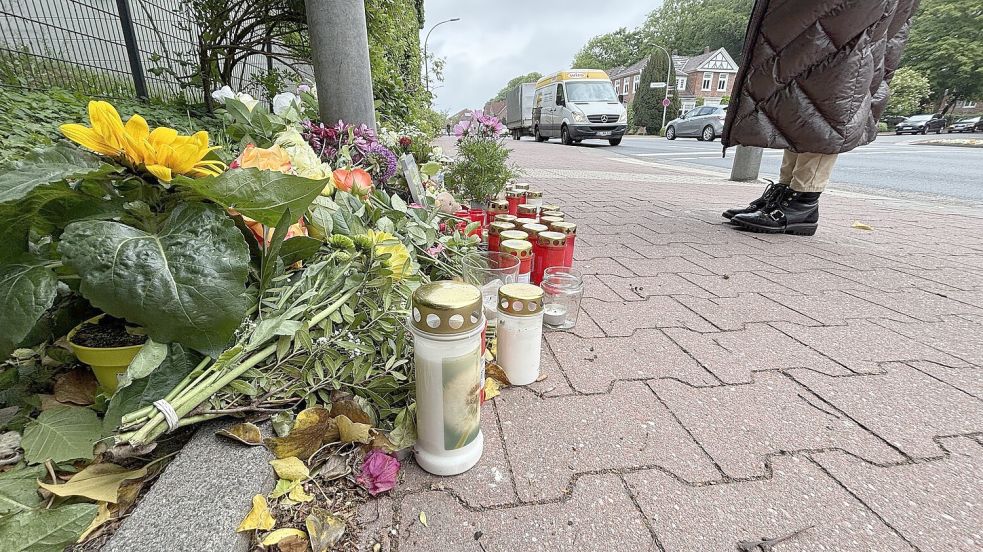 Schon am Nachmittag des Unfalltages bekundeten zahlreiche Auricher ihre Betroffenheit an der Unfallstelle. Foto: Lasse Paulsen