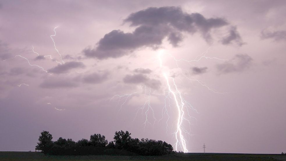 Das Wetter wird ungemütlich. Regionen in der Südhälfte müssen sich auf starke Gewitter einstellen. Foto: Alexander Wolf/onw-images/dpa