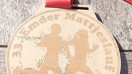Läuferinnen und Läufer haben beim Kinnerloop eine Medaille zum „33. Emder Mattjeslauf“ erhalten. Foto: privat