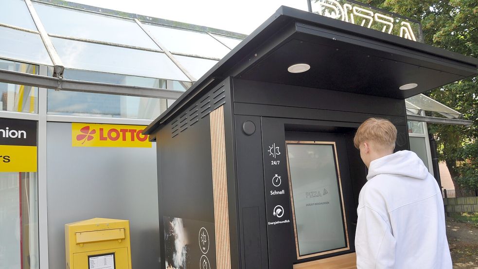 Pizza gibt‘s jetzt 24/7 bei der Post: Am Karl-Bösch-Platz in Wittmund steht ab sofort ein Pizza-Automat. Der soll künftig Tag und Nacht frische Pizzen aufbacken. Foto: Susanne Ullrich