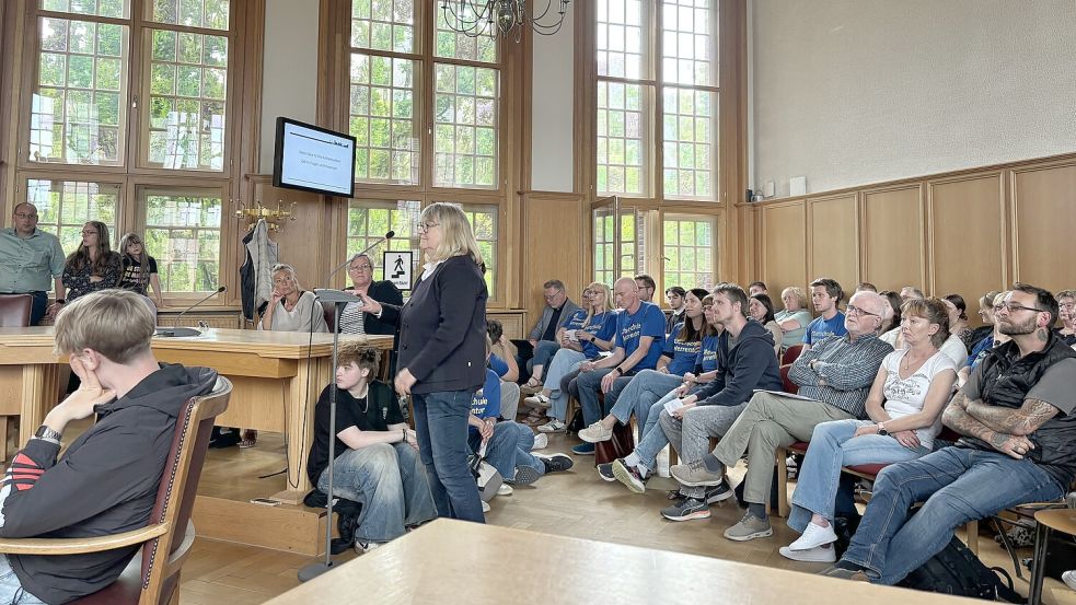 Susanne Rautmann, Rektorin der Oberschule Herrentor, trat als Erstes ans Mikro bei der Einwohnerfragestunde. Fotos: Mona Hanssen