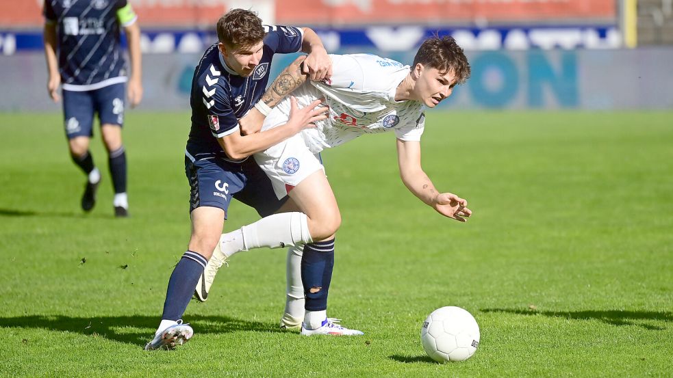 Noah Gumpert (rechts) trifft auch nächste Saison auf den VfB Oldenburg. Diesmal aber im Trikot von Kickers Emden. Foto: Imago