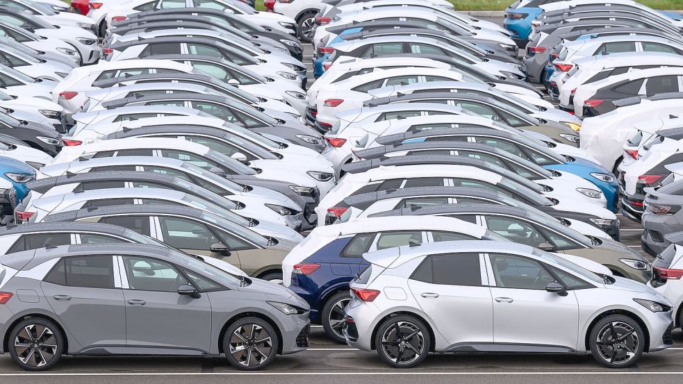 Die Nachfrage nach Elektroautos steigt weiter, insgesamt stagniert der Neuwagenmarkt in Deutschland aber. (Archivbild) Foto: Hendrik Schmidt/dpa