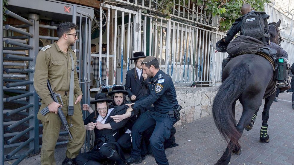 Protest streng religiöser Juden gegen die Wehrpflicht. Foto: Ohad Zwigenberg/AP