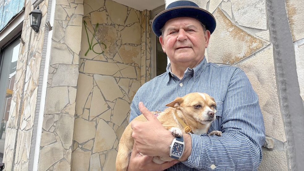 Klaus Fischer vor dem Gebäude in der Franz-Habich-Straße, wo es früher ein Kino gab und es wieder ein Kino geben soll. Foto: Florian Ferber