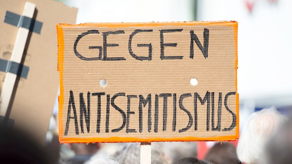 Viele Menschen in Deutschland wenden sich gegen Antisemitismus - im Alltag gibt es dennoch Tausende Vorfälle. (Archivbild) Foto: Christophe Gateau/dpa
