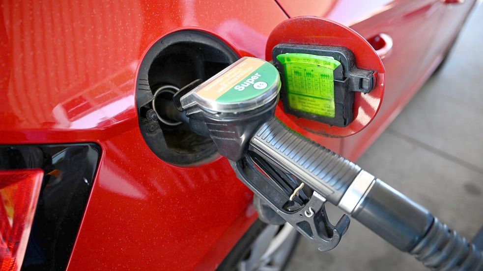 Tanken ist zuletzt sukzessive billiger geworden. Foto: Philip Dulian/dpa
