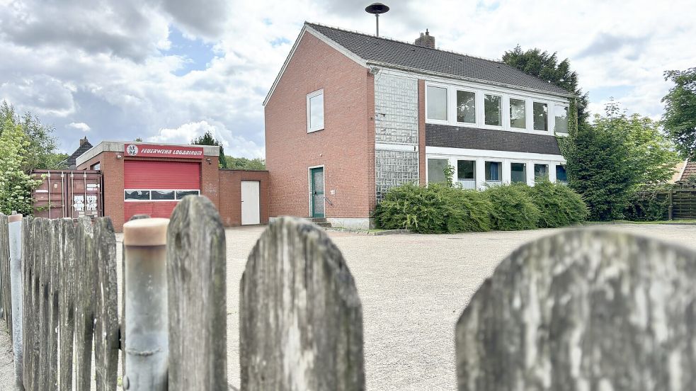 Das Feuerwehrhaus in Logabirum dienst derzeit als Materiallager. Foto: Klaus Ortgies