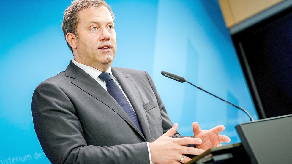 „Wir kurbeln mit unserem Wachstumsbooster jetzt die Wirtschaft an.“ Bundesfinanzminister Lars Klingbeil (SPD) bei der Vorstellung des Sofortprogramms für die Wirtschaft. Foto: Kay Nietfeld