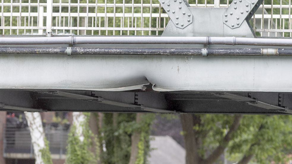 Einen massiven Schaden hat das Schiff an der Brücke entlang der Lindenstraße direkt an der Emslandarena in Lingen hinterlassen. Die Brücke ist gesperrt. Foto: Lars Schröer