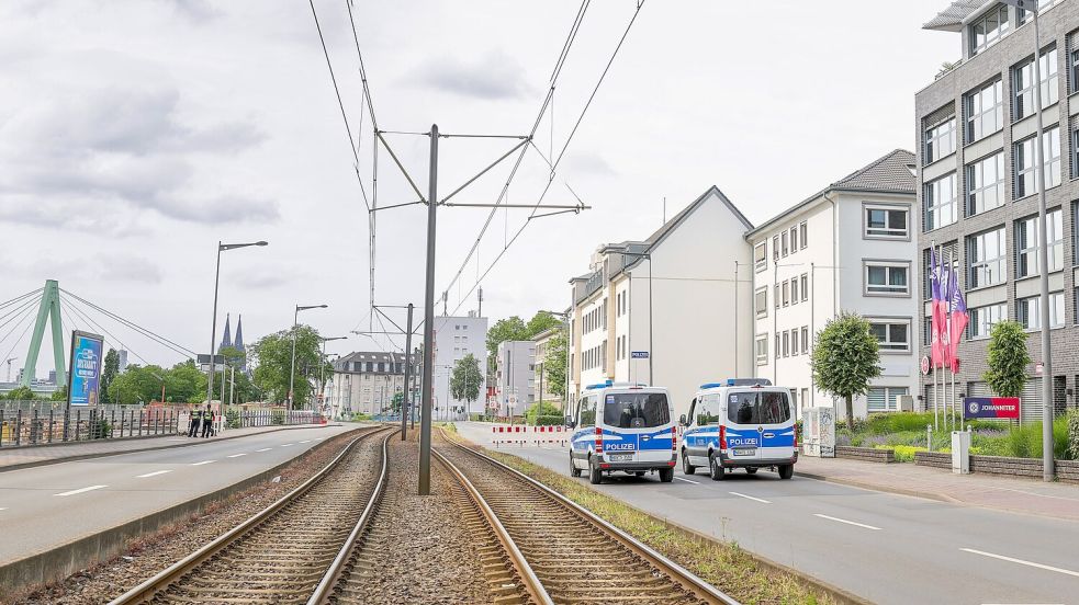 20.000 Menschen mussten ihre Wohnungen verlassen, Straßen wurden gesperrt, auch der Bahnverkehr über den Rhein kam zum Erliegen. Foto: Christoph Reichwein/dpa