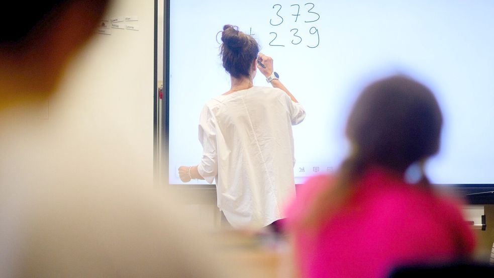 Es gibt zu wenig Lehrer. Und das hat einen Grund. Foto: dpa/Julian Stratenschulte