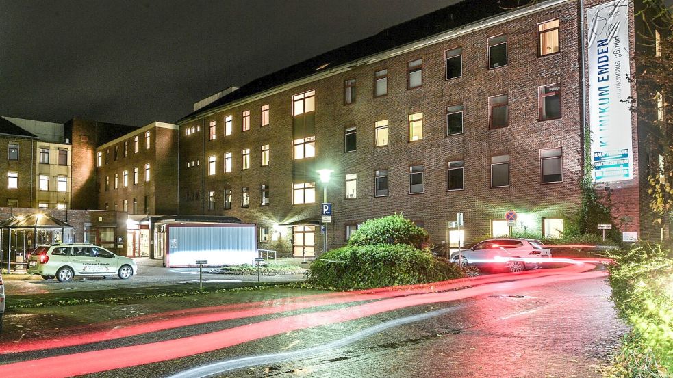 Noch gibt es in Emden eine Rund-um-die-Uhr-Notfallversorgung. Wenn das Zentralklinikum in Uthwerdum öffnet, soll das aber Geschichte sein. Dagegen gibt es Protest. Foto: Klaus Ortgies/Archiv