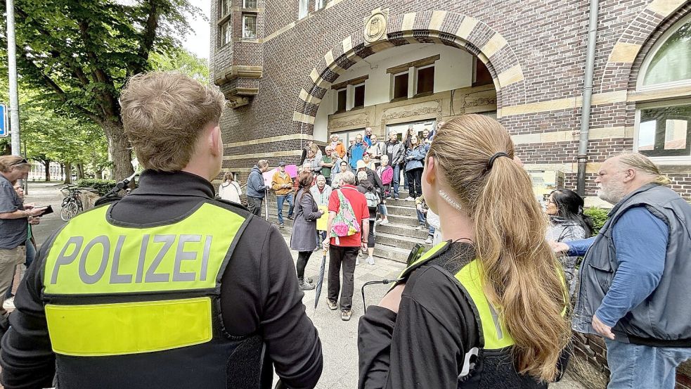 Die Polizei hatte nicht viel Arbeit. Die Demonstration vor dem Verwaltungsgebäude blieb friedlich und überschaubar. Fotos: Klaus Ortgies