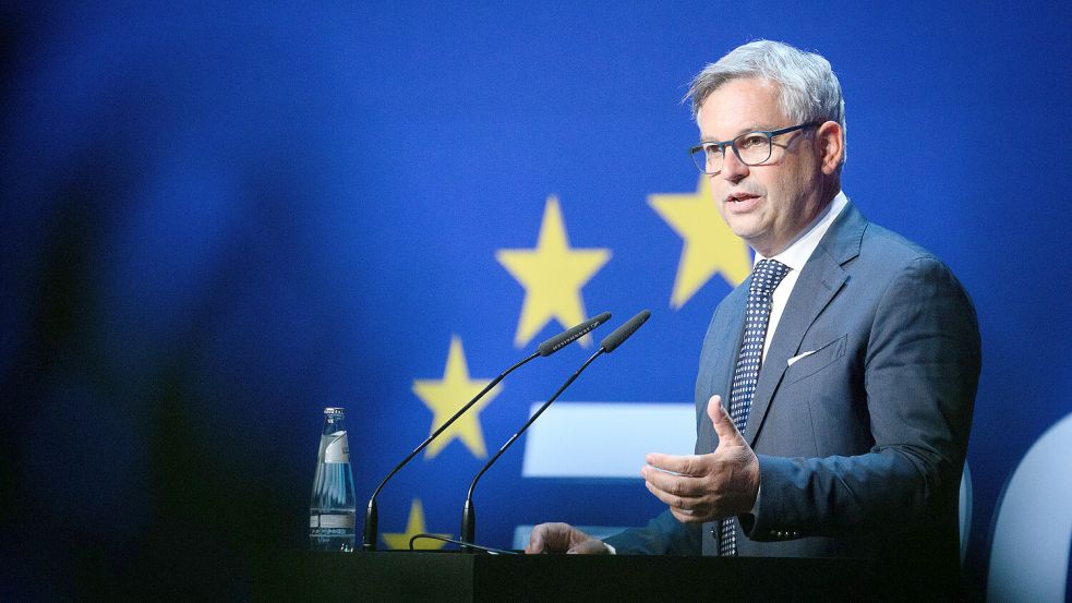 EU-Migrationskommissar Magnus Brunner kündigte eine Verlängerung des Schutzstatus um ein Jahr sowie die Entwicklung einer Exit-Strategie an. Foto: Bernd von Jutrczenka/dpa