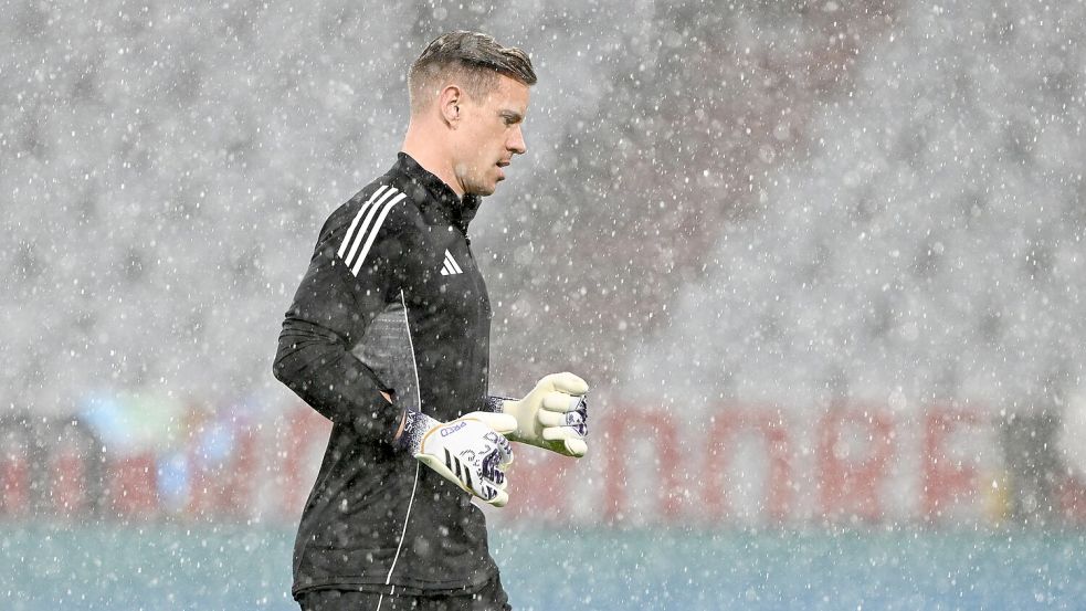 Wurde vom Unwetter beim Aufwärmen gestört: Marc-André ter Stegen Foto: Federico Gambarini/dpa