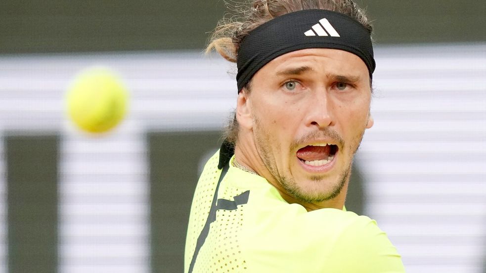 Alexander Zverev fliegt in Paris im Viertelfinale raus. Foto: Aurelien Morissard/AP/dpa
