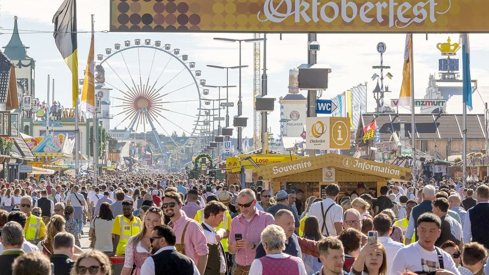 Wie voll ist zu voll? Münchens Wiesn-Chef will keine Jagd auf Besucherrekorde (Archivbild). Foto: Peter Kneffel/dpa