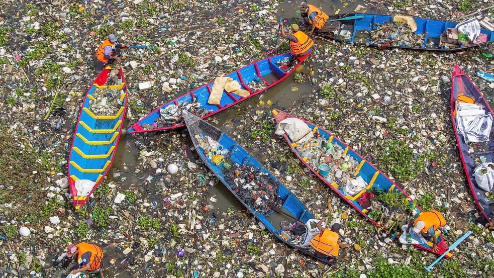 Bilder wie diese zeigen, warum der Citarum oft „dreckigster Fluss der Welt“ genannt wird. Foto: Algi Febri Sugita/ZUMA Press Wire/dpa