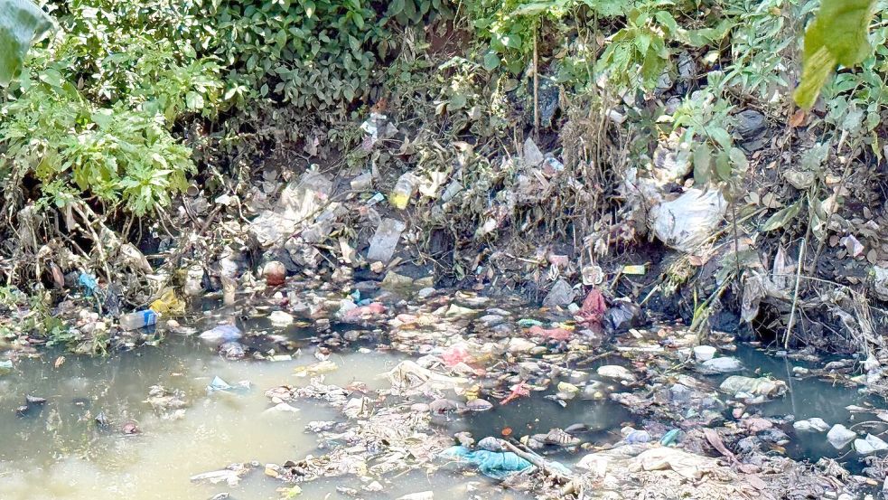 Kaum noch identifizierbarer Unrat treibt vielerorts im Fluss Citarum. Foto: Carola Frentzen/dpa