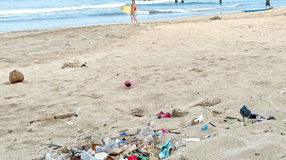 Auch die Urlaubsinsel Bali hat ein riesiges Müllproblem - wie hier am Strand von Kuta. Foto: Carola Frentzen/dpa