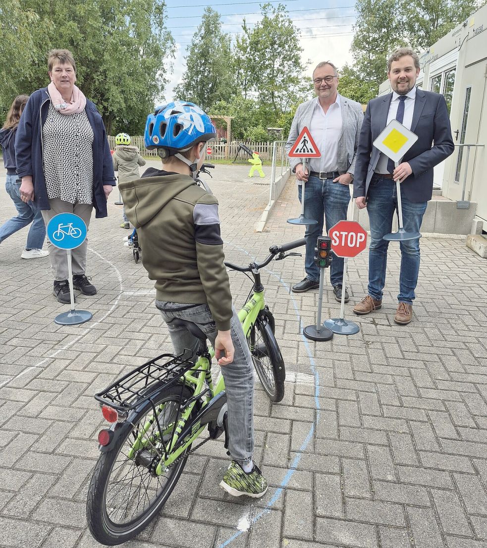 Jutta Blank (von links) und Heiko Höfelmann von der Lebenshilfe sowie Rechtsanwalt Immo Radtke stellen auf dem neuen Parcours die Verkehrsschilder auf. Foto: privat