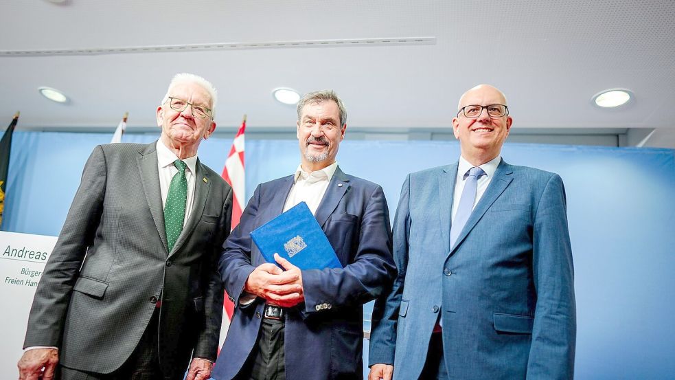 Drei Länder für die Raumfahrt: Deutschland soll mehr Geld geben. Dafür machen sich Winfried Kretschmann (l-r), Markus Söder und Andreas Bovenschulte stark. Foto: Kay Nietfeld/dpa