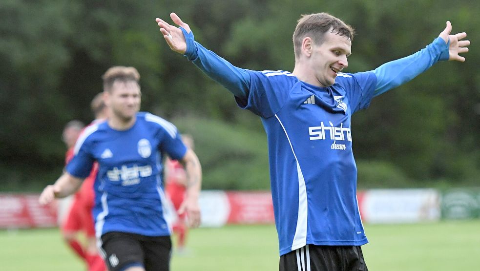 Doppeltorschütze Viktor Martian ließ sich feiern. Er traf für die SG Collinghorst/Rajen zum 1:1 und 4:1. Foto: Damm