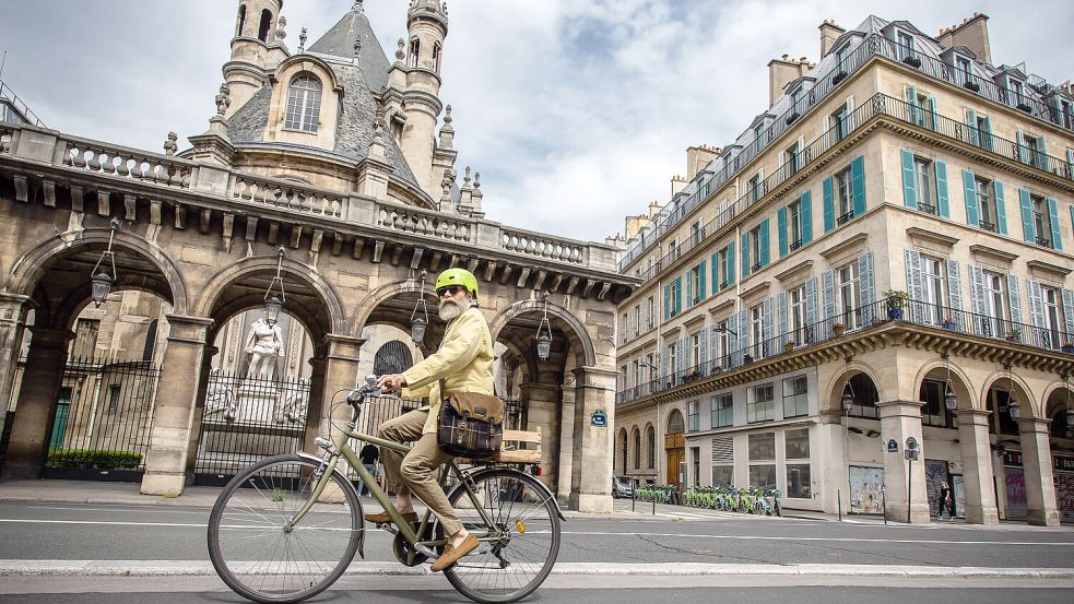 Ein Radfahrer fährt über die autofreie Rue de Rivoli. Foto: dpa / Aurelien Morissard