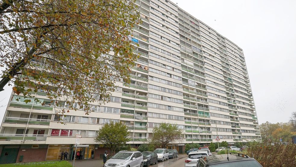 Meldekontrolle durch verschiedene Behörden am Problem-Hochhaus „Weißer Riese“ im Stadtteil Homberg, Foto: Christoph Reichwein/dpa