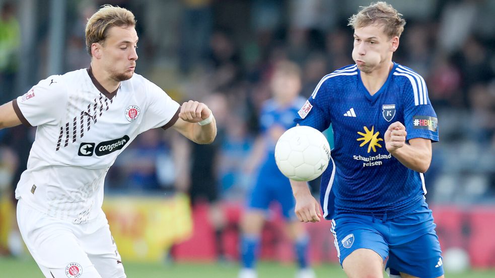 In der abgelaufenen Saison noch Gegenspieler, künftig Mitspieler: Peer Mahncke (links) schließt sich Kickers Emden (rechts David Schiller) an. Foto: Doden, Emden