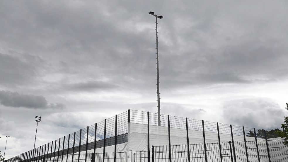 Dunkle Wolken über dem Trainingsplatz: Das Wetter passte zur tristen Stimmung im DFB-Quartier am Tag nach dem 1:2 gegen Portugal. Foto: Federico Gambarini/dpa