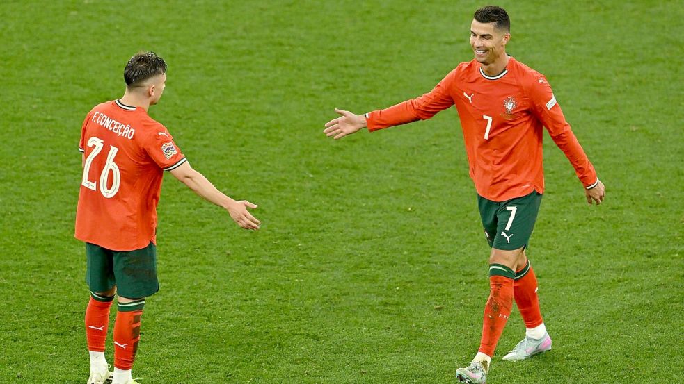 Portugals Torschützen und Matchwinner: Joker Francisco Conceição (l) und Kapitän Cristiano Ronaldo. Foto: Peter Kneffel/dpa