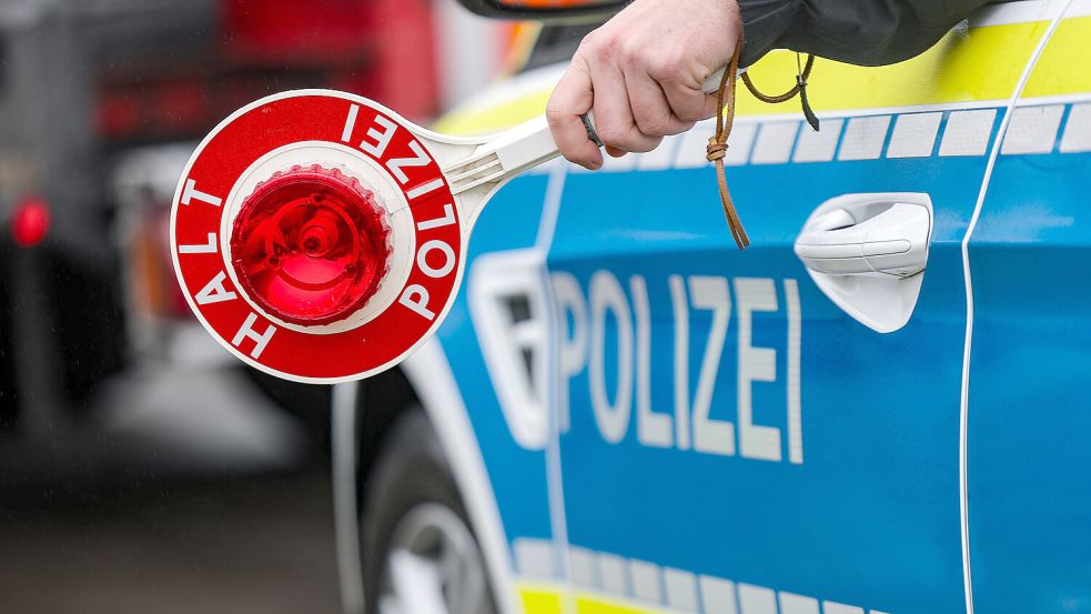 Drei Polizisten haben bei Fake-Kontrollen Autofahrer um ihr Geld gebracht. Foto: dpa/Jan Woitas