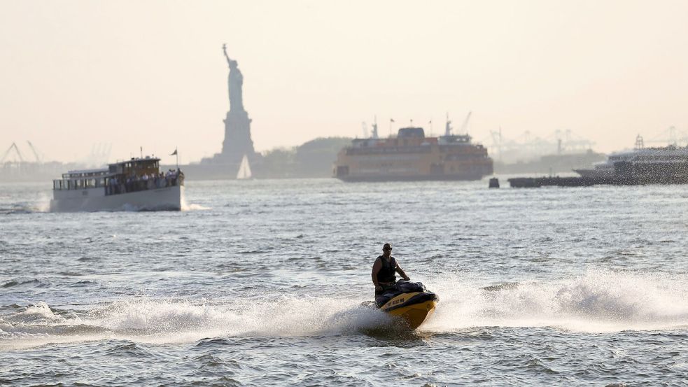 Die Sicht ist getrübt in New York - das liegt an Bränden weit entfernt Foto: Heather Khalifa/AP/dpa