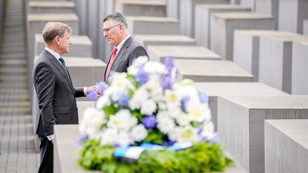 Am Holocaust-Mahnmal in Berlin legen Wadephul und Saar Kränze nieder. Foto: Kay Nietfeld/dpa