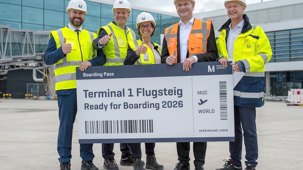 Sechs Millionen Passagiere im Jahr entsprechen etwa den Fluggastzahlen des Flughafens Hannover, wie Finanzminister Albert Füracker (in orange) sagt Foto: Leonie Asendorpf/dpa